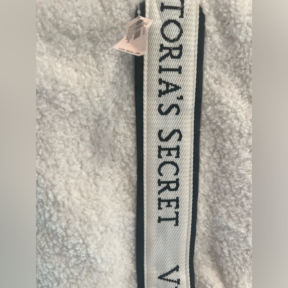 NWT Victoria's Secret 🖤 Plush Fleece Sherpa Tote Bag Zip Closure Off White 🐑 - Picture 2 of 9